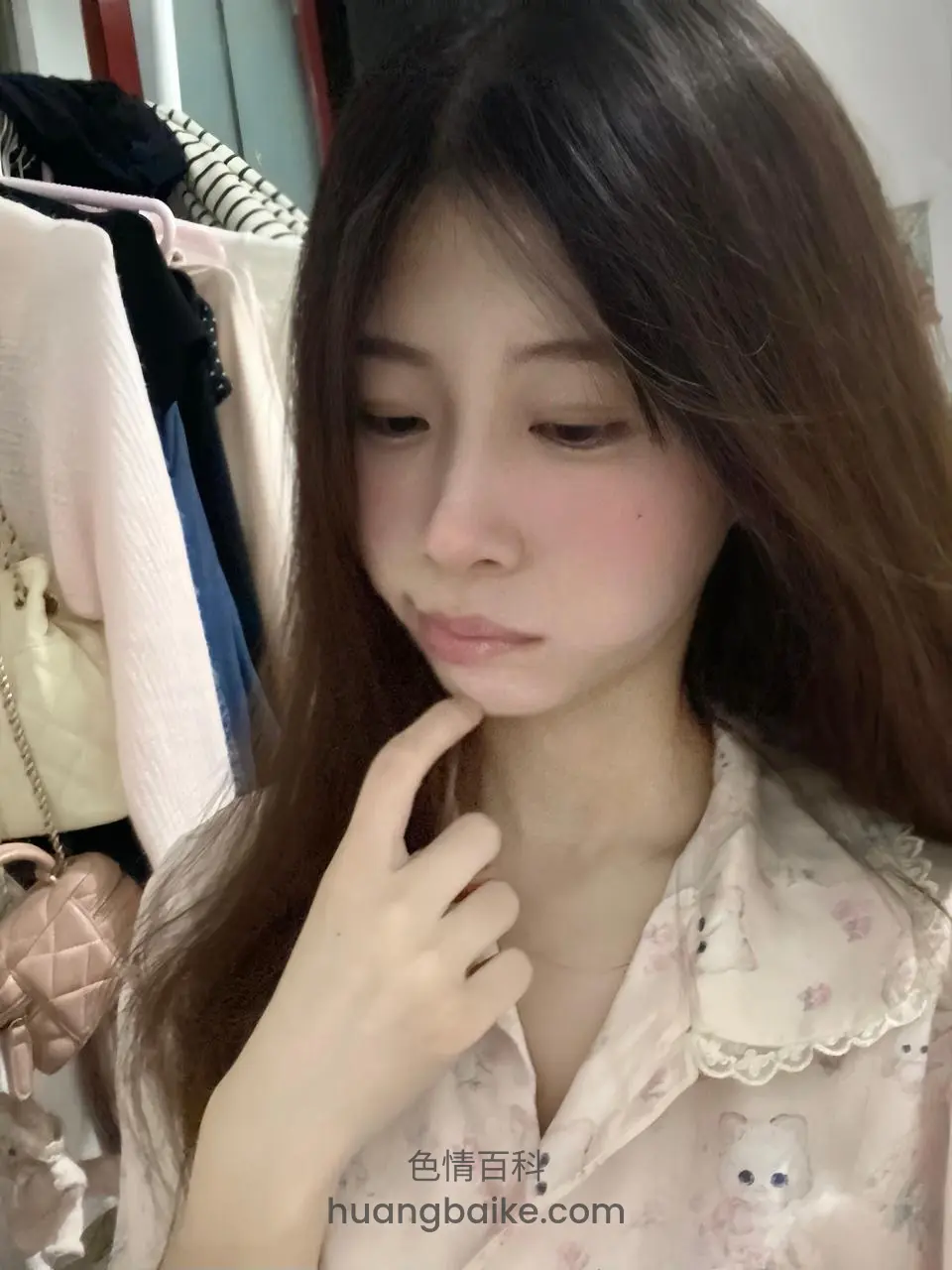 手指抵着下巴看向侧边