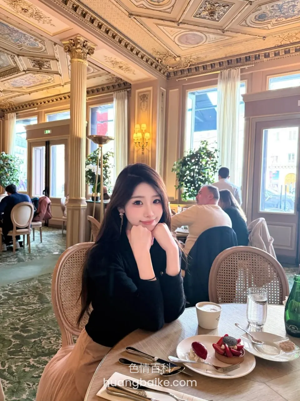 餐厅里托腮看镜头，桌上甜点和餐具