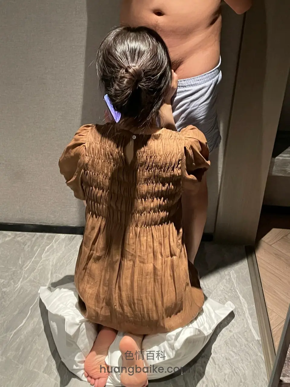 跪坐白枕头上，抱住男人腰部