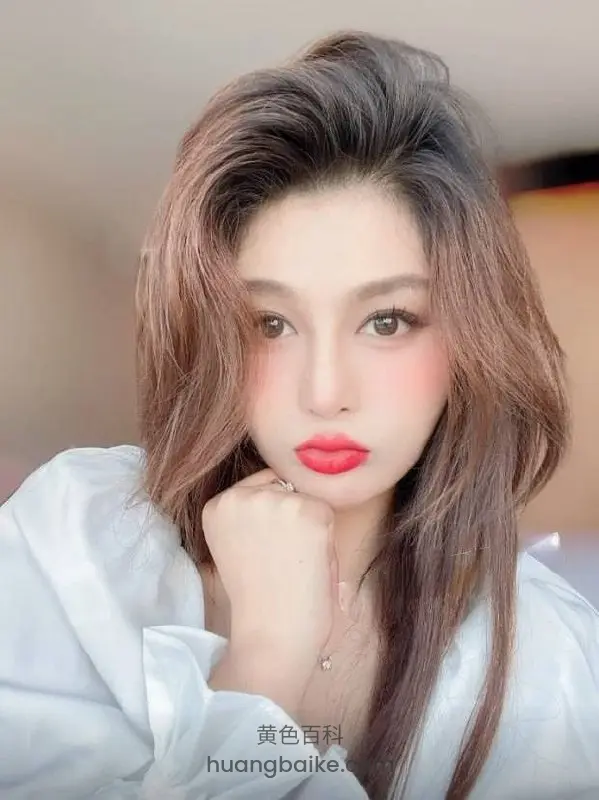 长得好看还超级骚，粉丝爆露脸带纹身铁证，不知两个男人是纯炮友还是她被玩养店