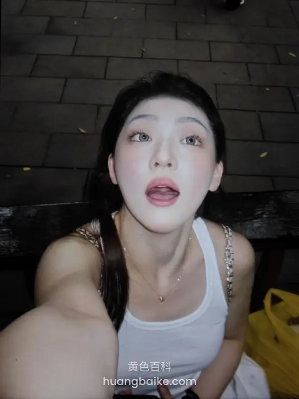 夜里砖地自拍，镜头仰拍脸