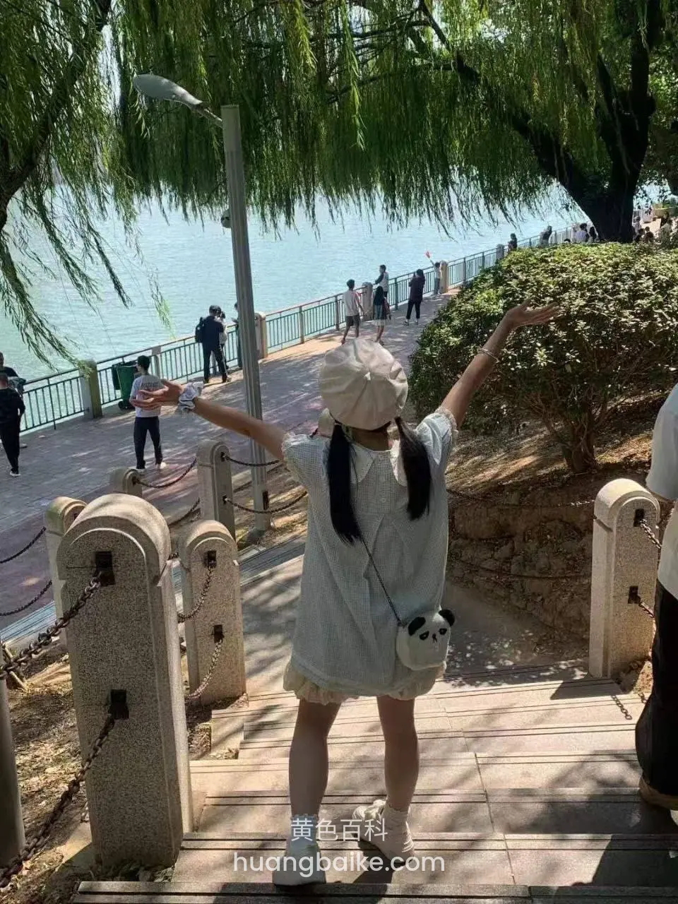 湖边背对镜头举手张开