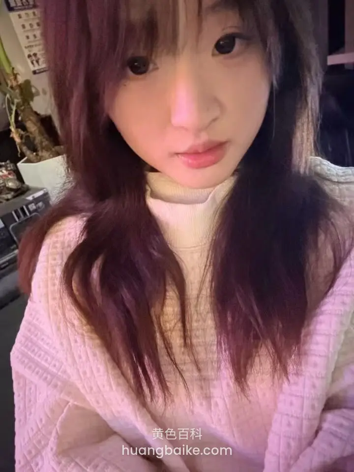 镜头对着脸部自拍，身后有植物和柜子