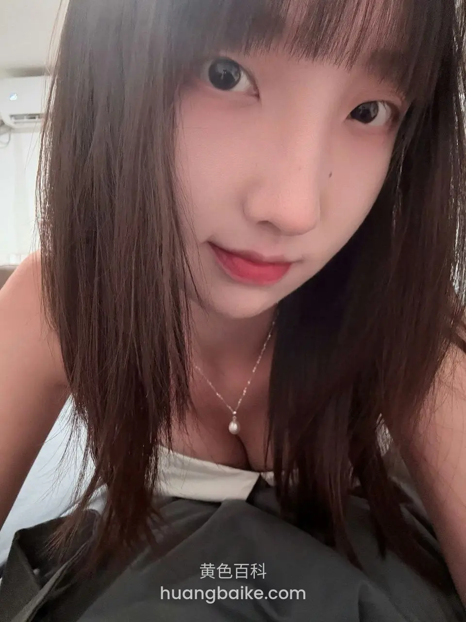 床上拿着手机低头看镜头