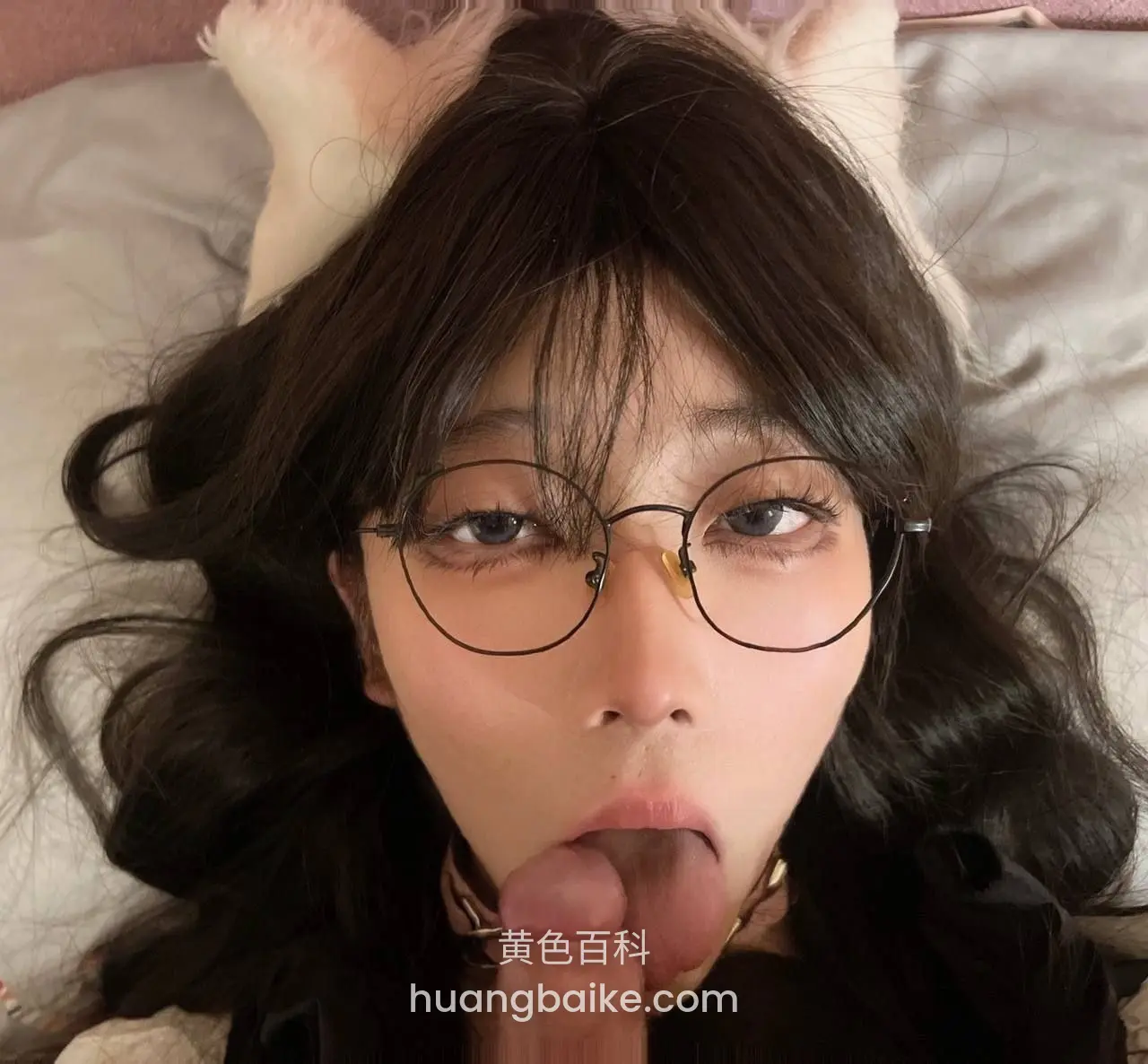 床上躺着舔着鸡巴，猫耳贴着头