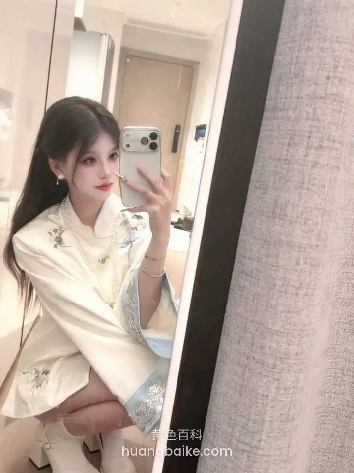 镜子前蹲着自拍，手机挡住半边脸