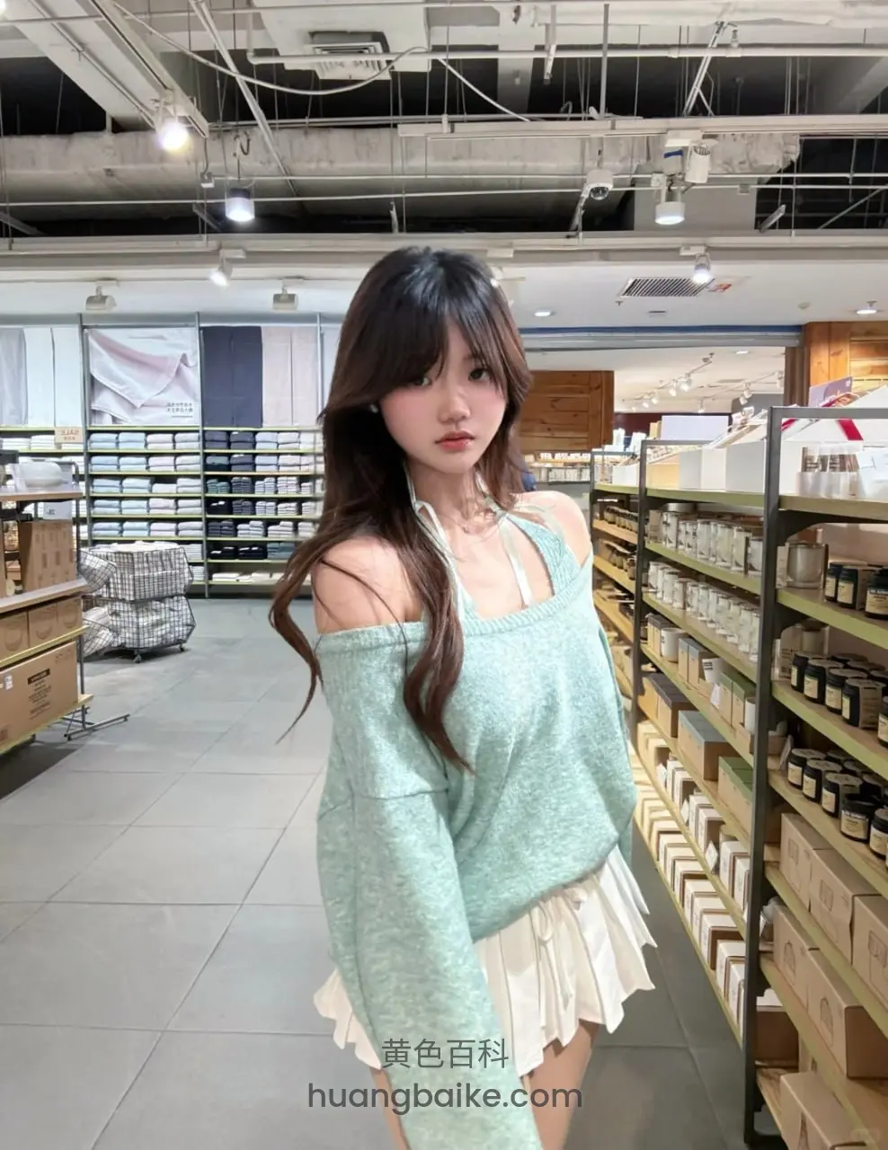 商店货架间站立回头看镜头