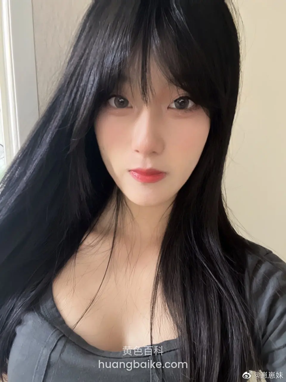 黑长直女孩自拍特写