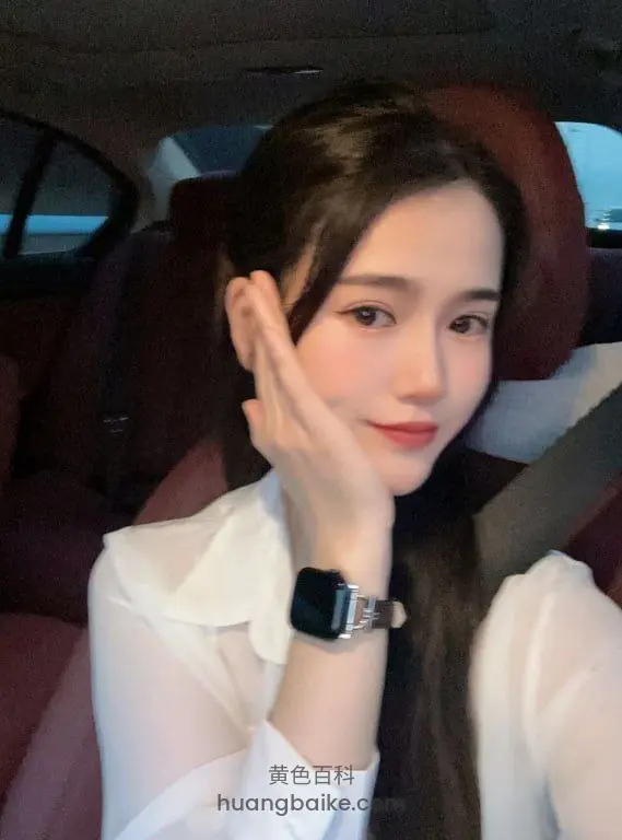 车内自拍侧脸手托下巴