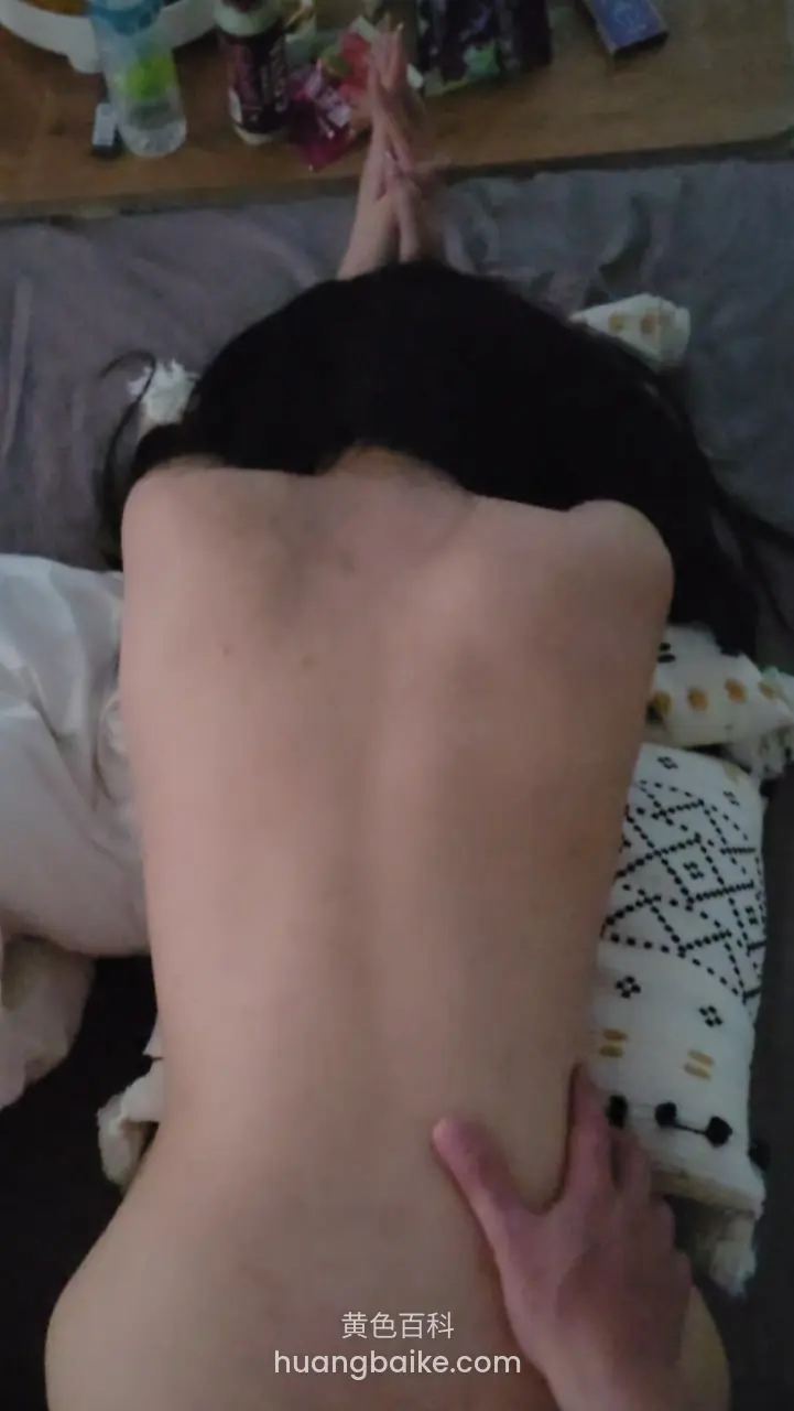 俯趴裸背按摩