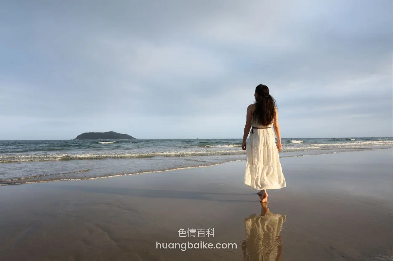 海边湿沙上走远，白色长裙反射水面