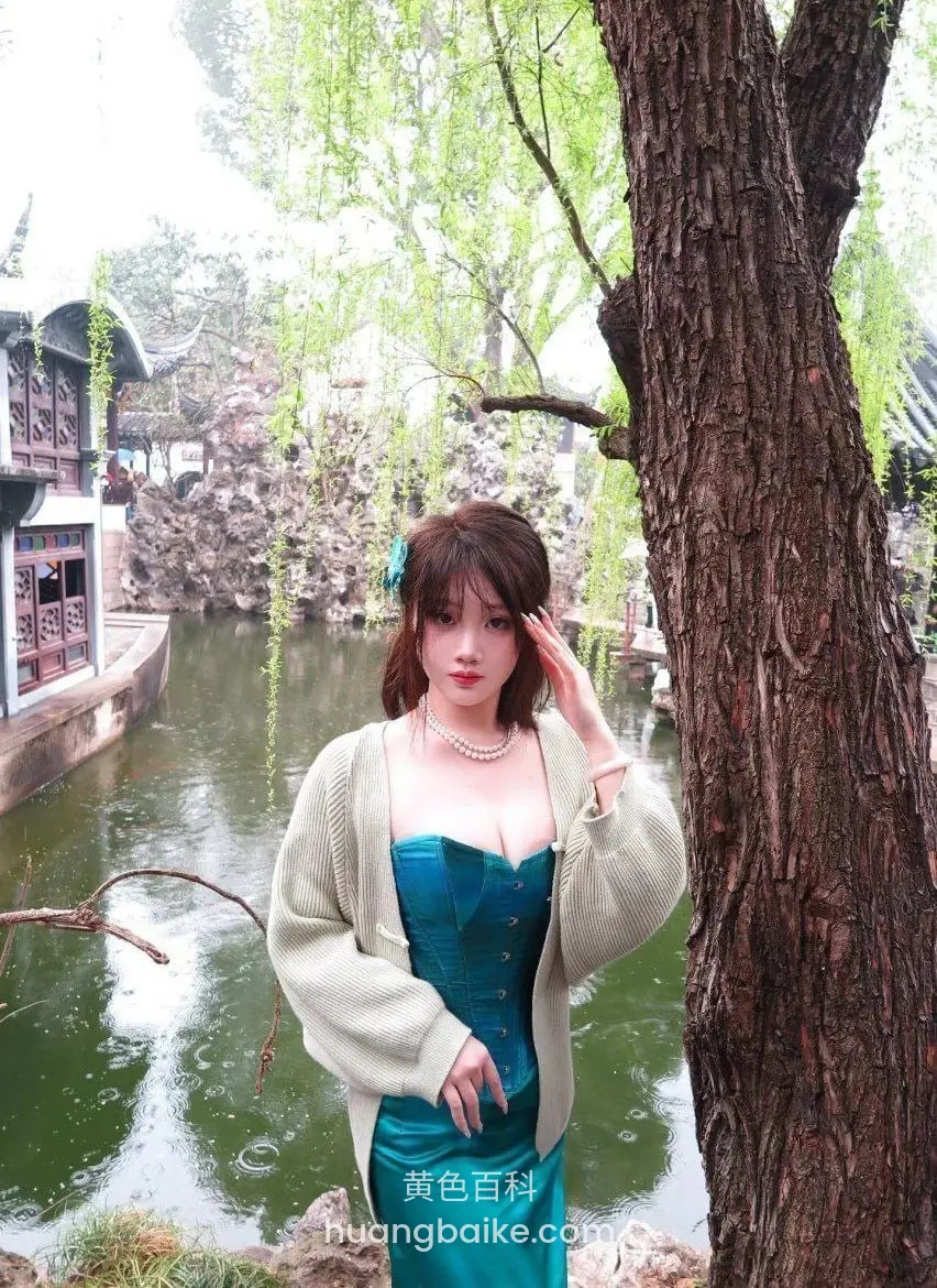 河边古镇树下，手扶着树