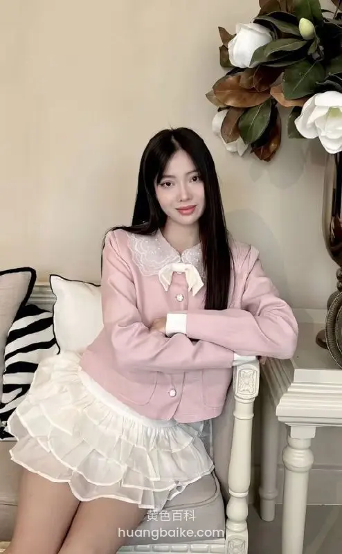 椅子上坐着双手抱臂