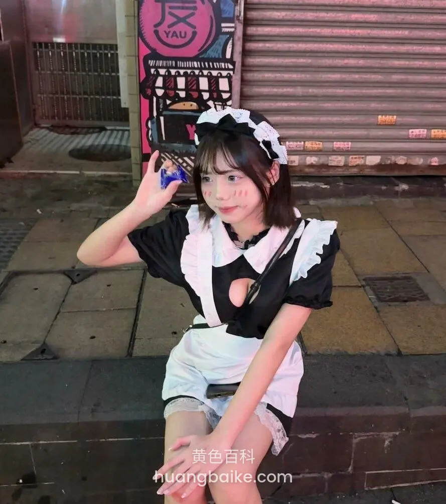 路边台阶坐着，举手机拍