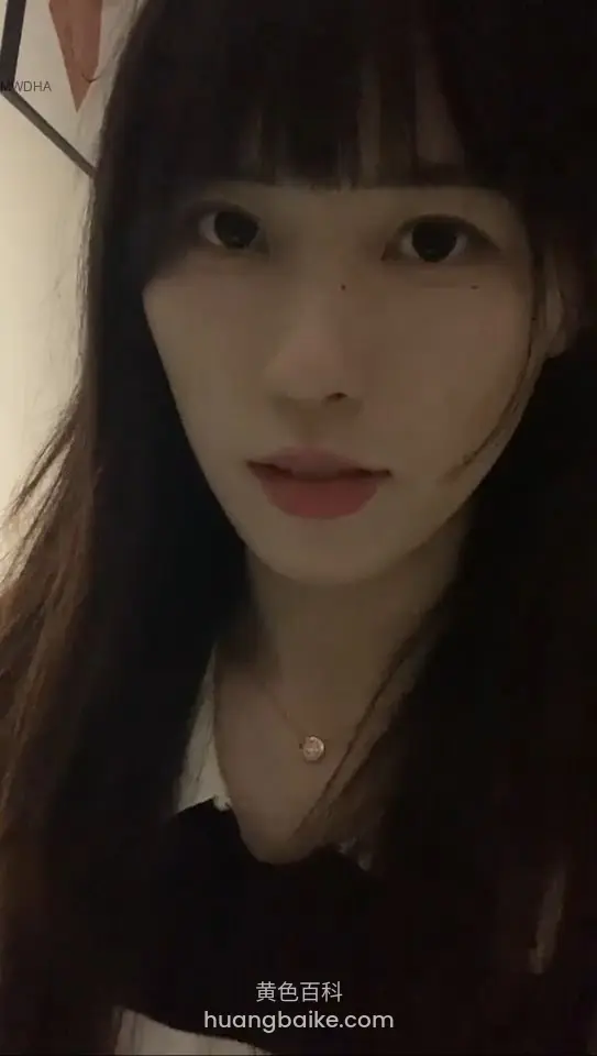 墙上贴纸，盯着镜头