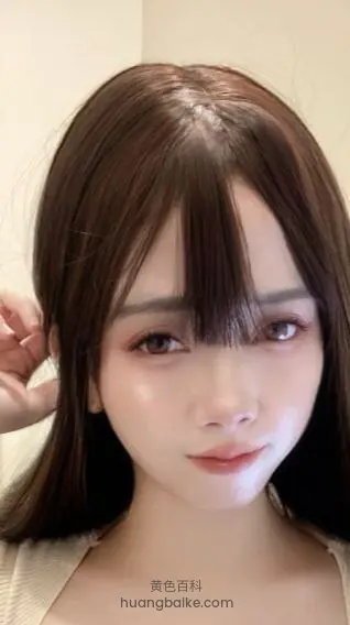 手搭在耳边对镜自拍
