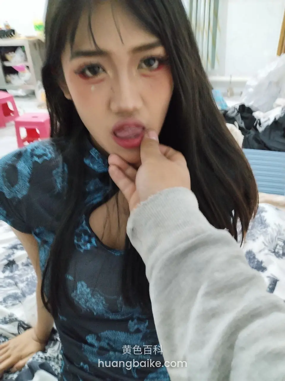 卧室里嘟嘴咬手指，身后是粉色小凳