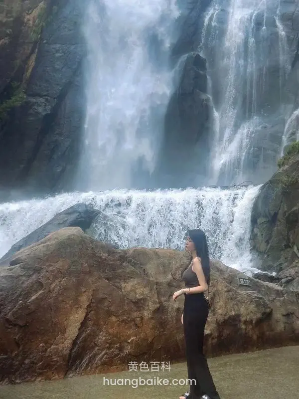 女孩陪着金主四处旅行，走到哪就缠绵到哪，身材这么好，确实值得。