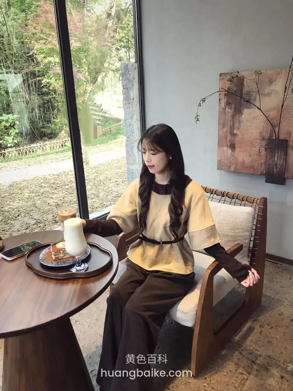 咖啡厅窗边椅子上，桌面放着蛋糕和饮料