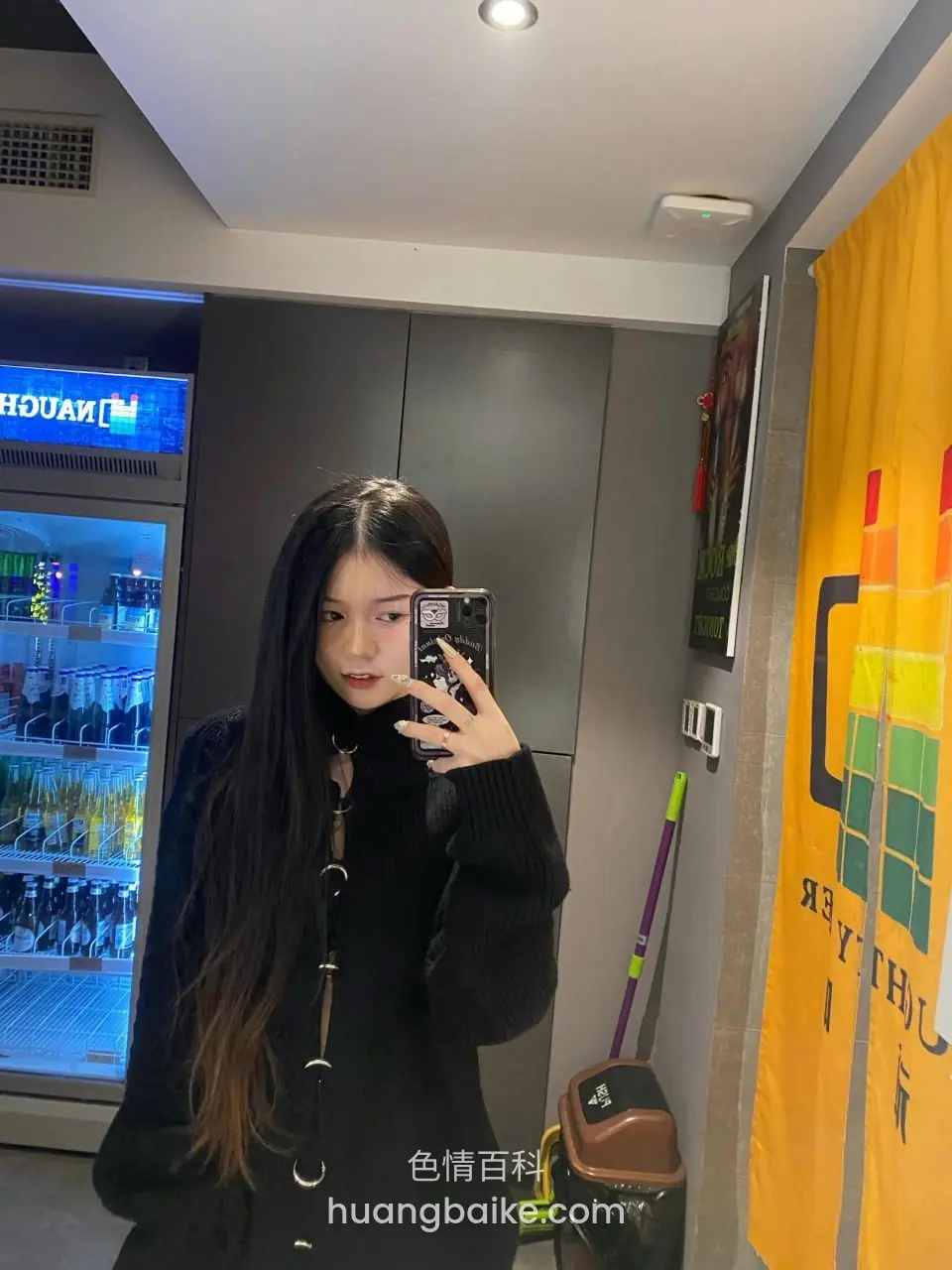 便利店里举着手机自拍