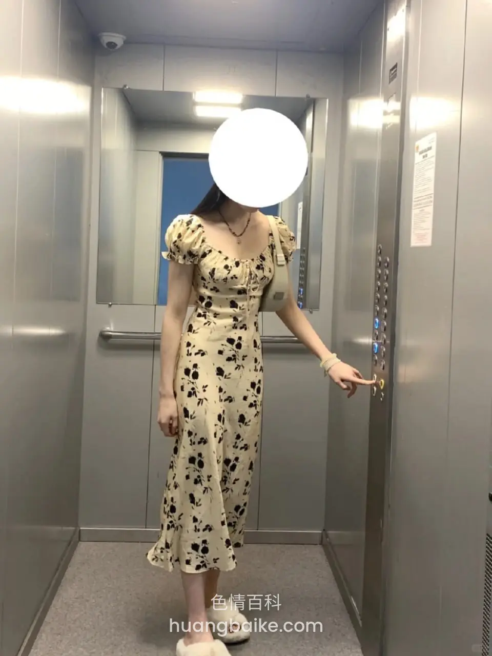 电梯里按楼层按钮，手伸向面板