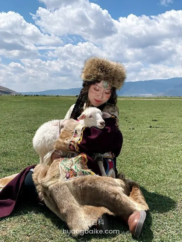 白天在景点摆姿势拍所谓艺术照_镜头里还是那副文静样子一到晚上就把人按在身前狠狠含进去