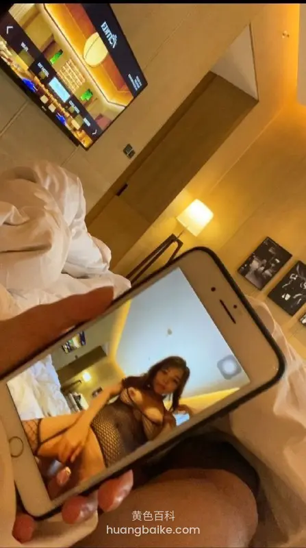 巨乳熟女完全不慌知道怎么把场面带起来嘴里含着金主的东西手里还自己掏出手机对着拍