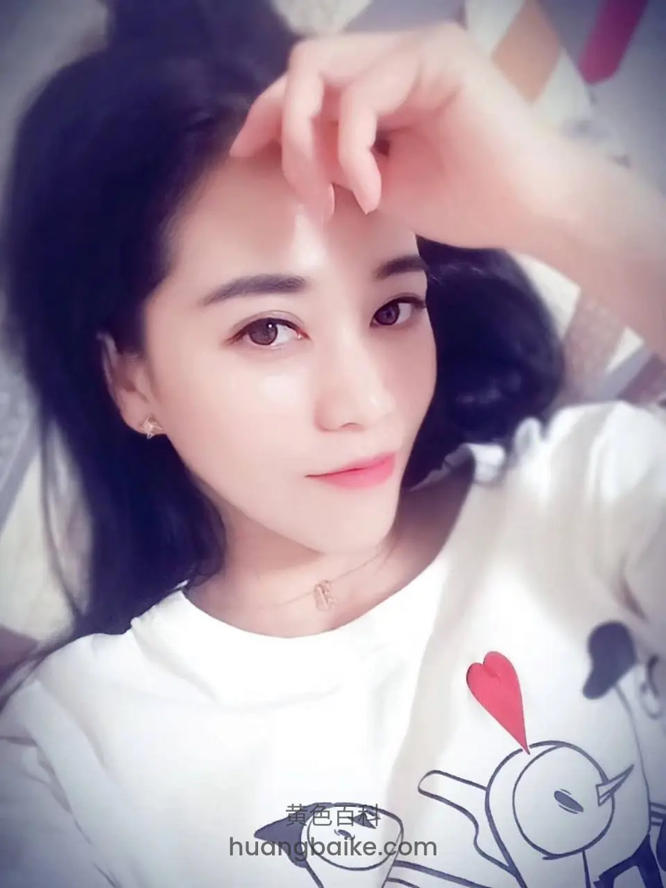 床上跪着，男人双手搭肩