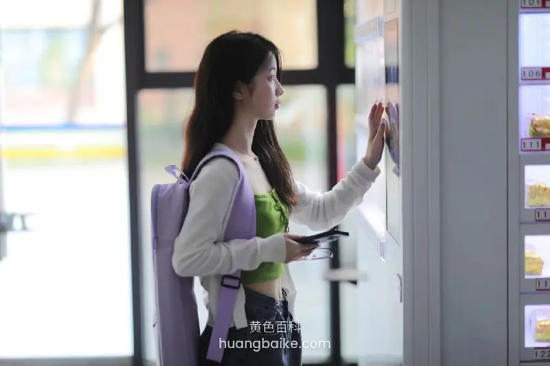 长发女孩侧身点外卖机