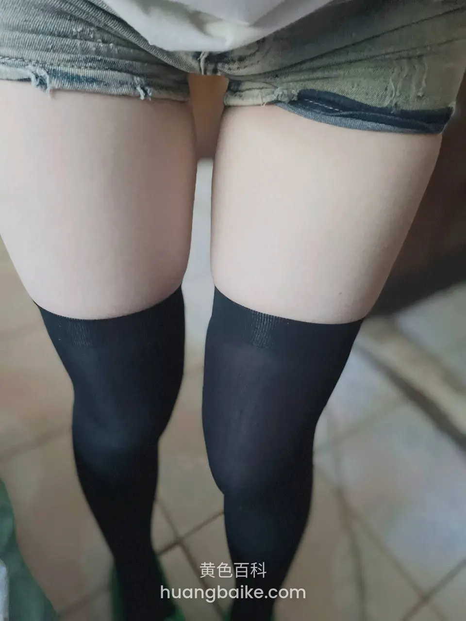 黑丝大腿站立，牛仔短裤下摆露着