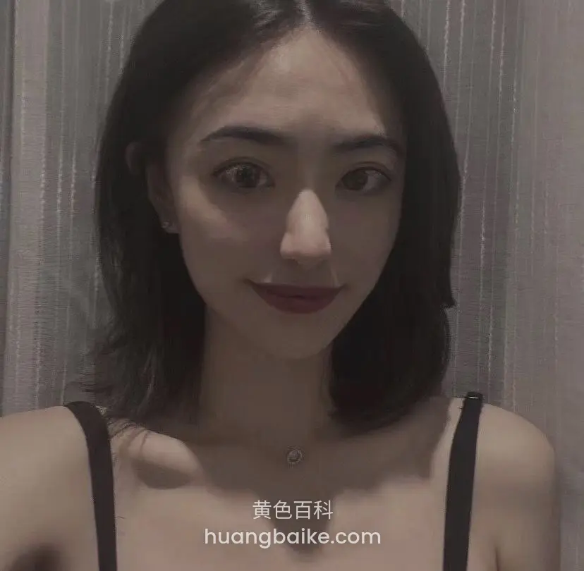 浴室镜子前自拍，手机举着