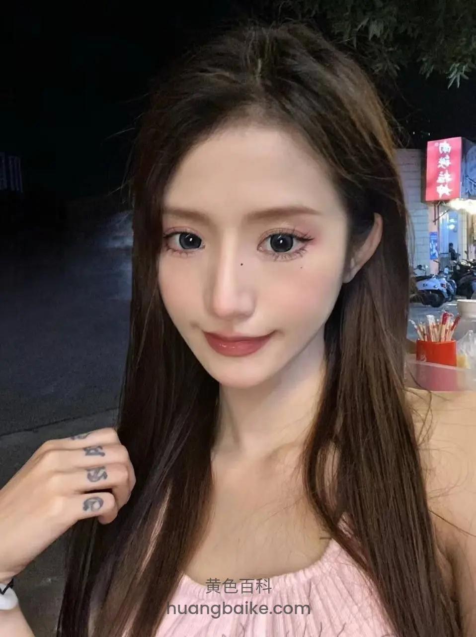 夜店街头自拍，手指上文身对着镜头