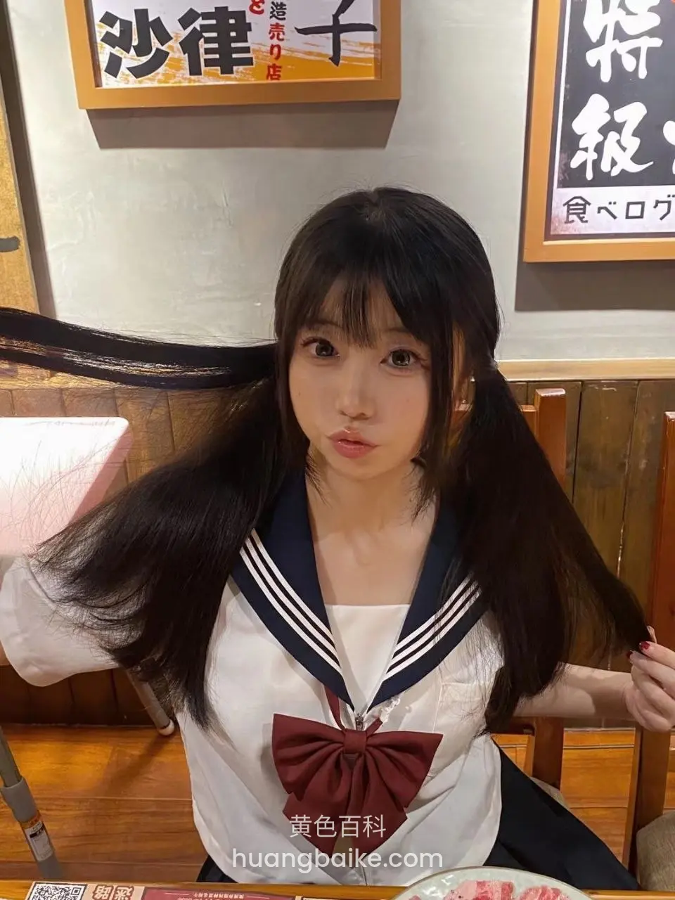 餐厅里拉着双马尾看镜头
