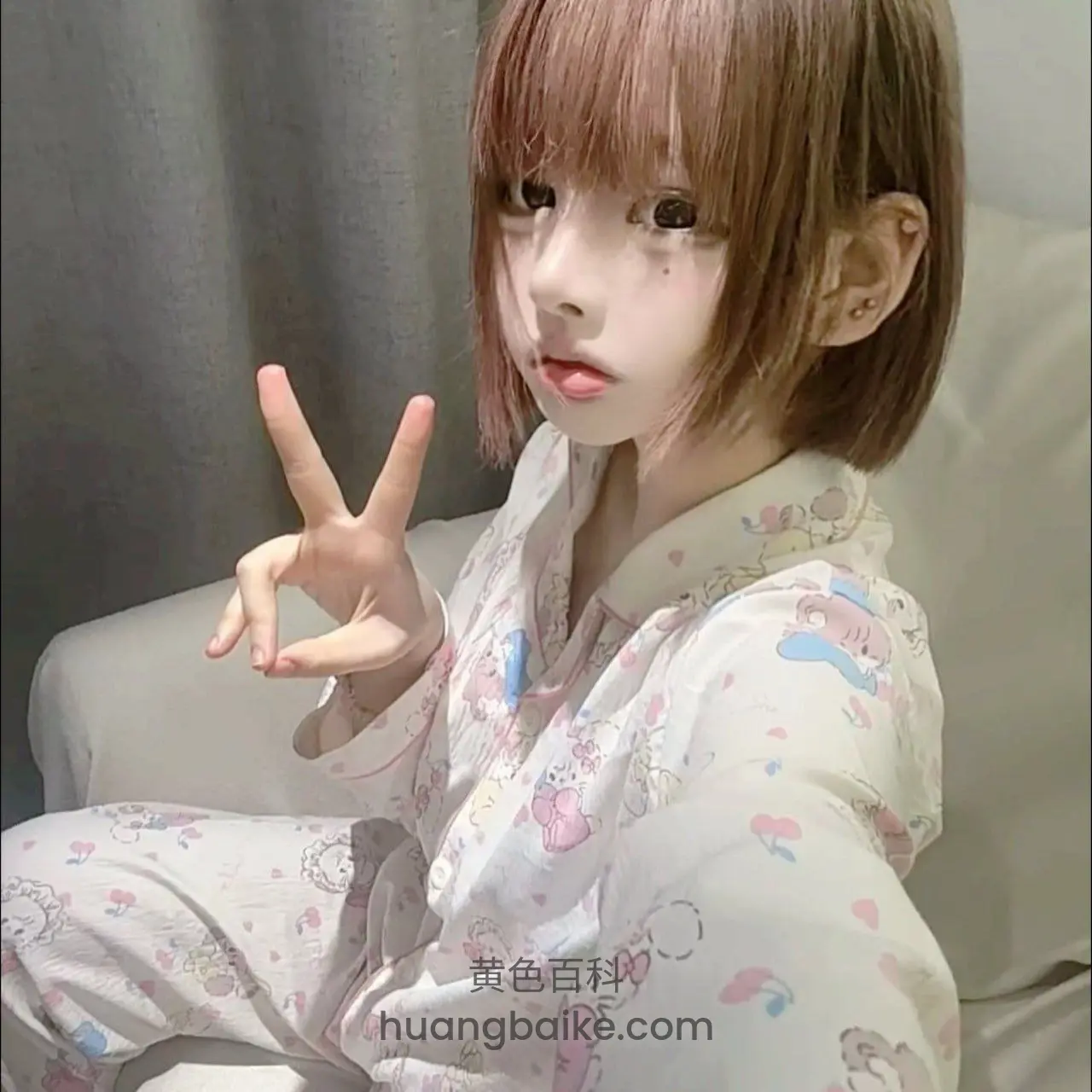 沙发上比剪刀手对着镜头