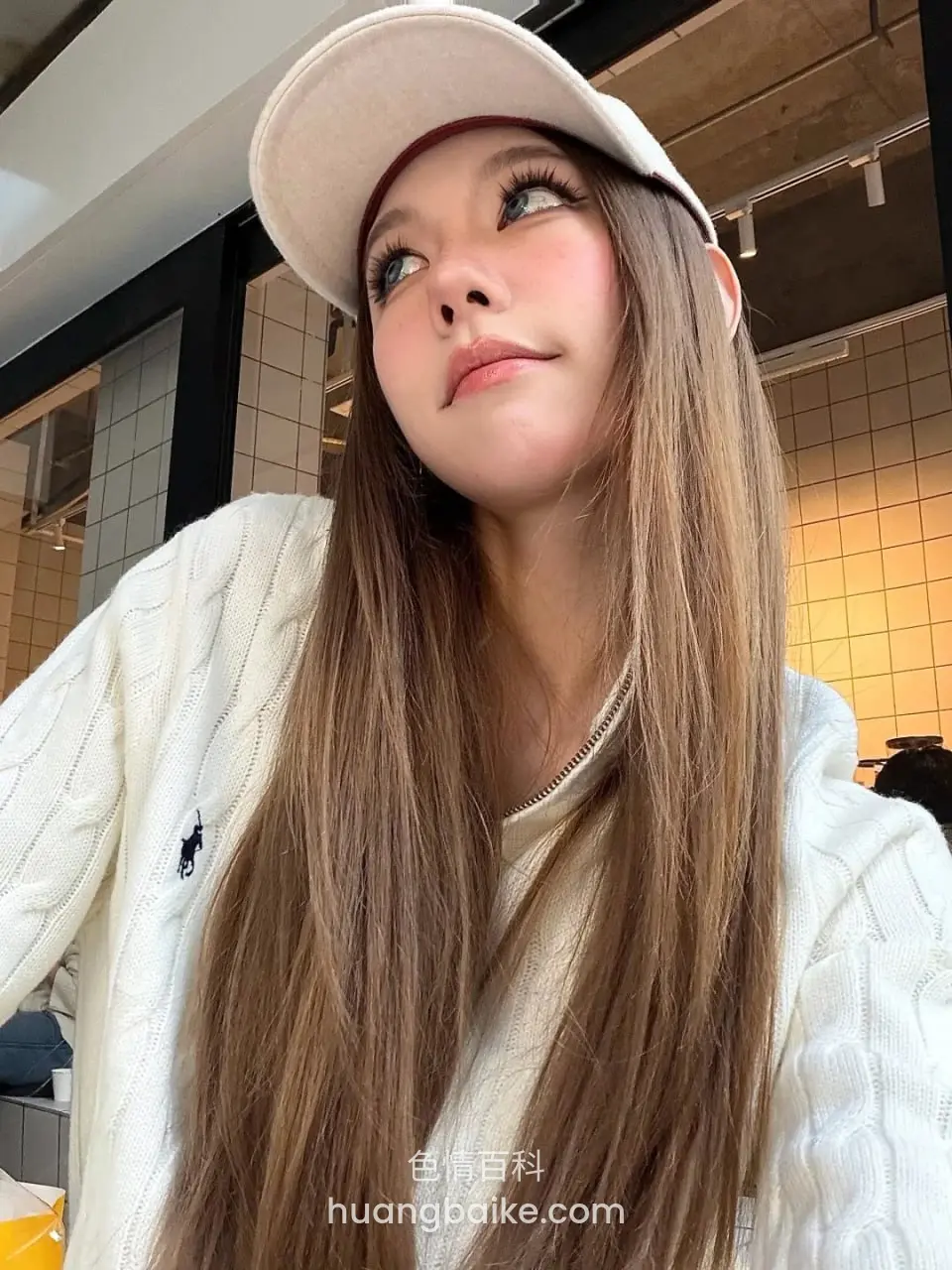 咖啡店里抬头看天花板，长发垂肩