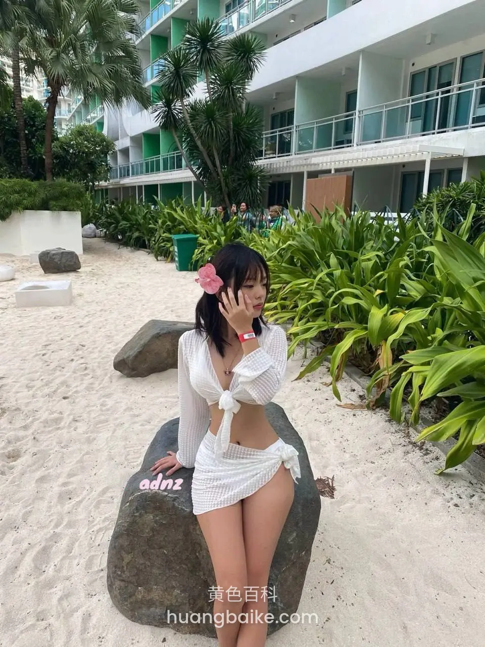 度假村沙滩上，左手举手机自拍