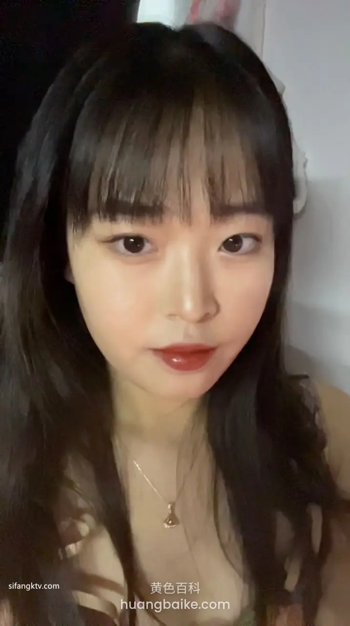 室内自拍看镜头，脖子戴项链