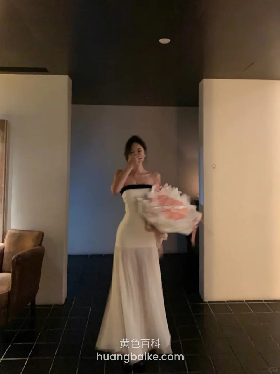 室内镜头对着手拿花束遮脸