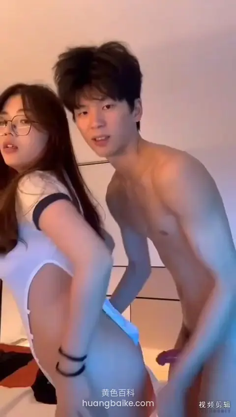 床上男生从后面搂着她下身