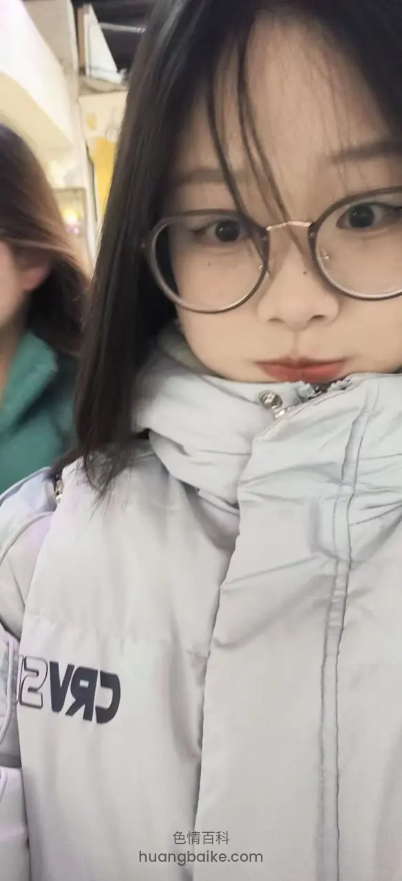 镜头怼脸穿白羽绒服，衣服上CRVS字
