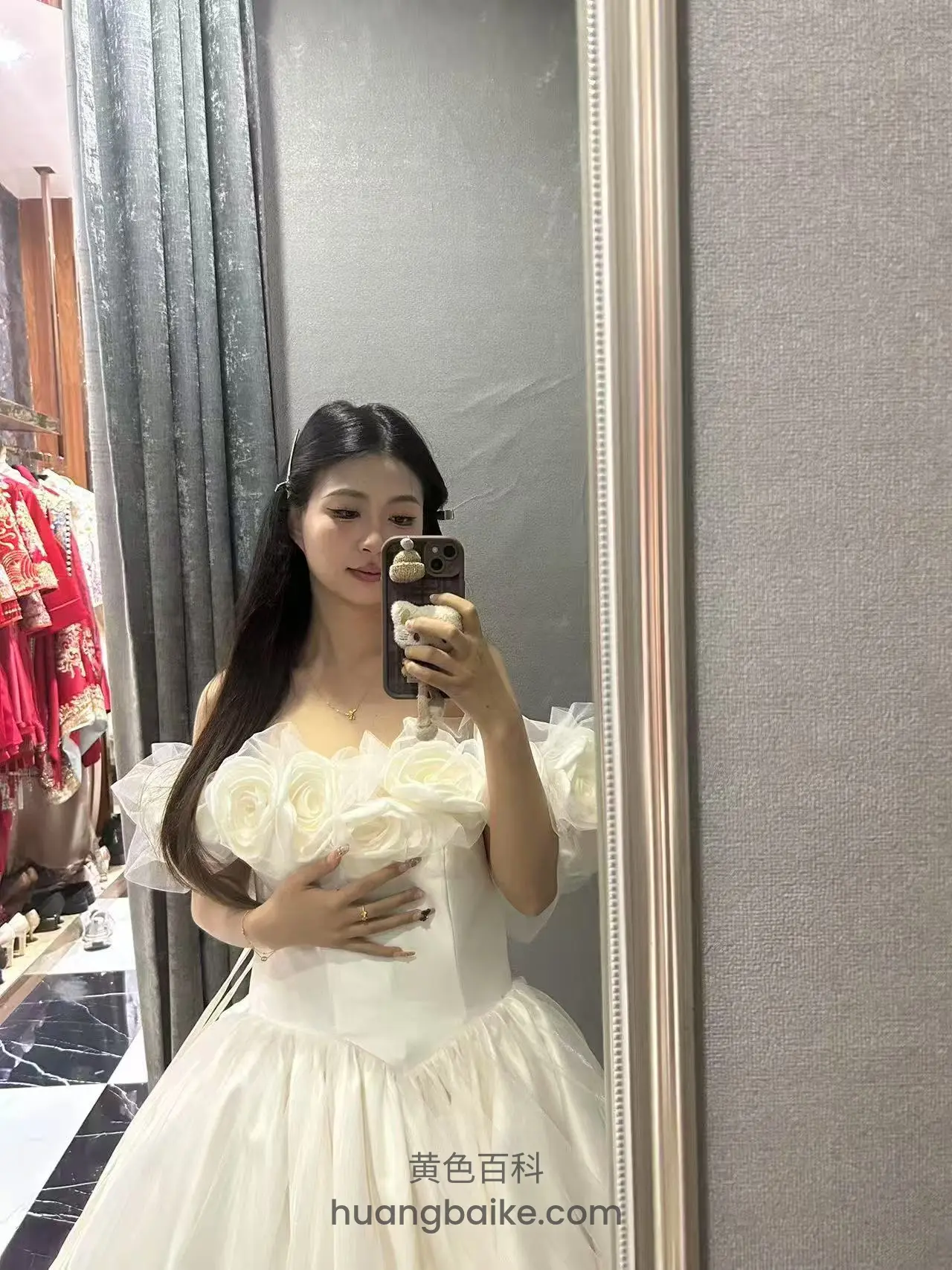 试衣间镜子前举手机自拍