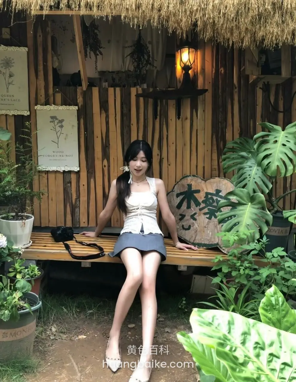 木屋前长椅上坐着，黑相机放一旁