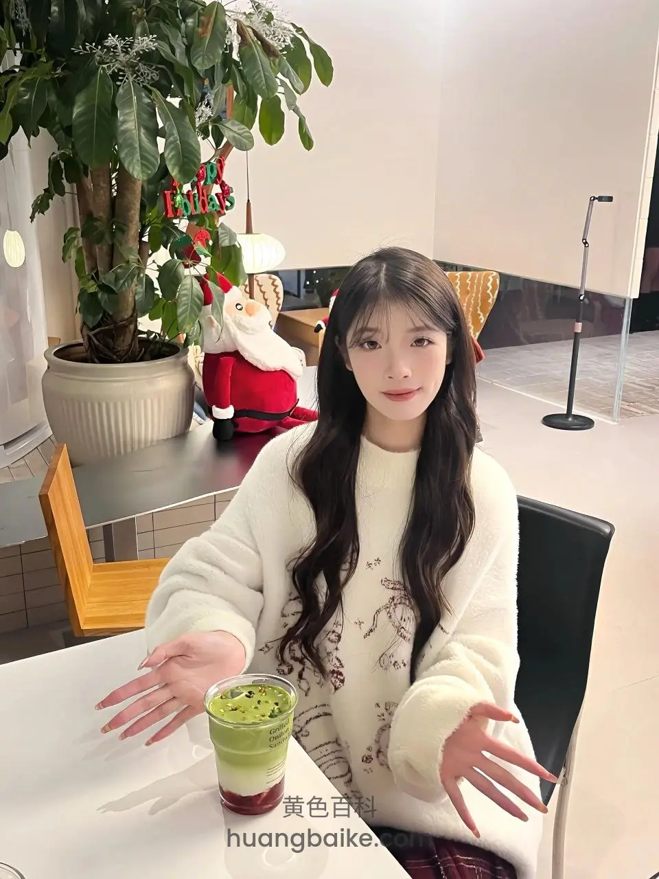 咖啡厅桌前摊开双手，桌上摆着抹茶饮品