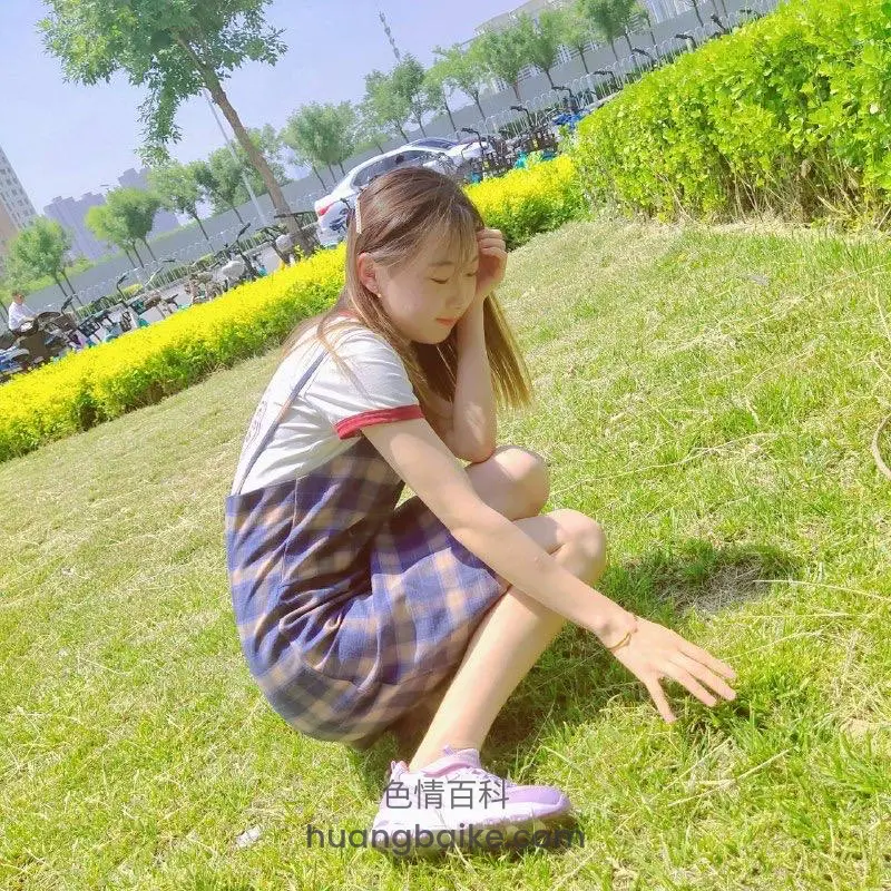 草地蹲坐伸手摸草 手扶着头