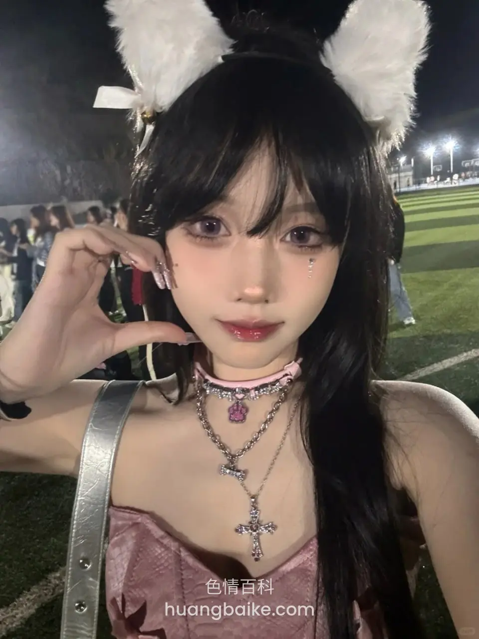 草坪上镜头怼着脸，猫耳和十字架项链