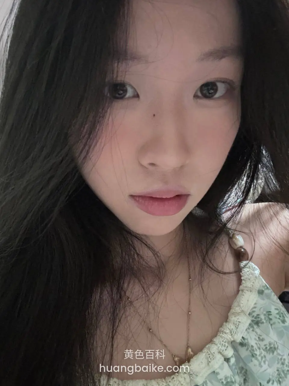 近距离对着脸直视镜头