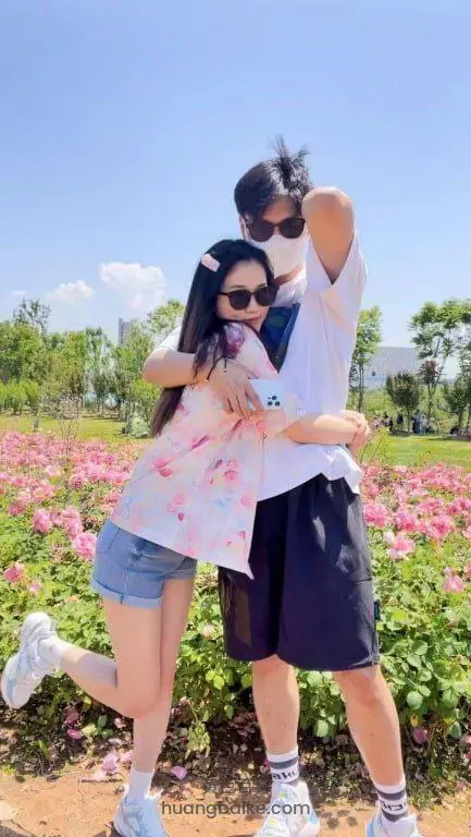 公园花丛前夫背着她