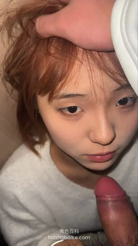 美甲都精致的女孩舌头上还打了钉含进去的时候那点凉意和舔法都过分色情