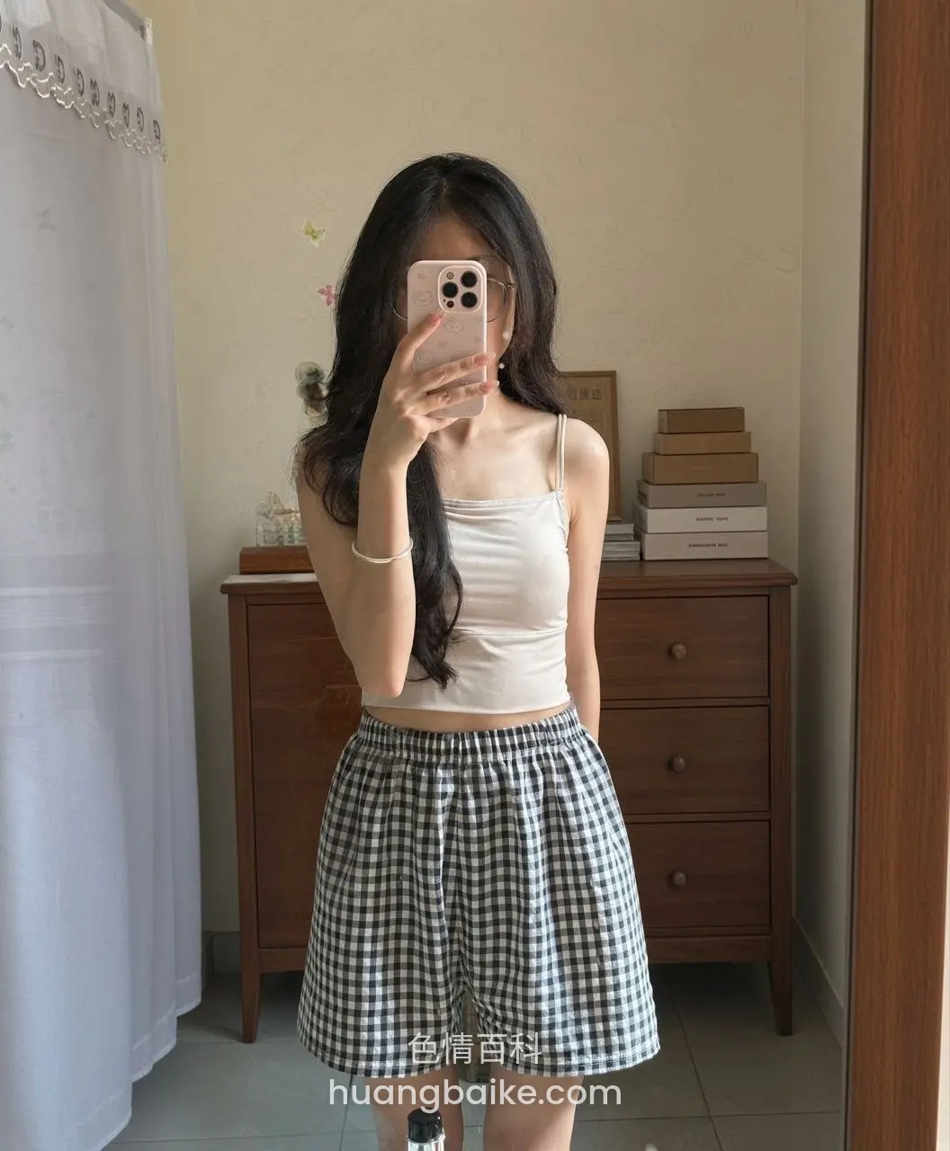 房间里举着手机自拍，身后木柜