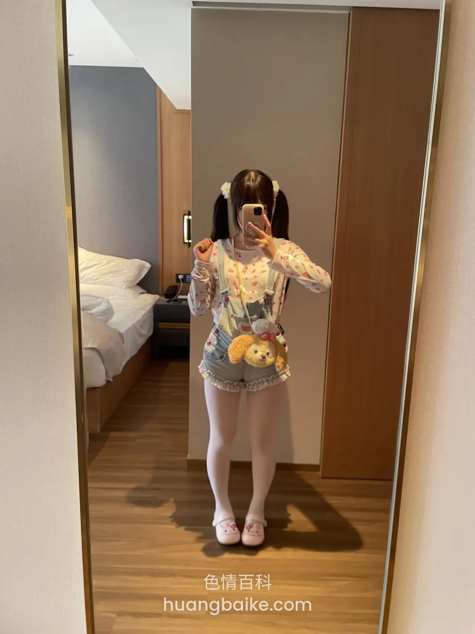 酒店房间里站立，手机挡住脸